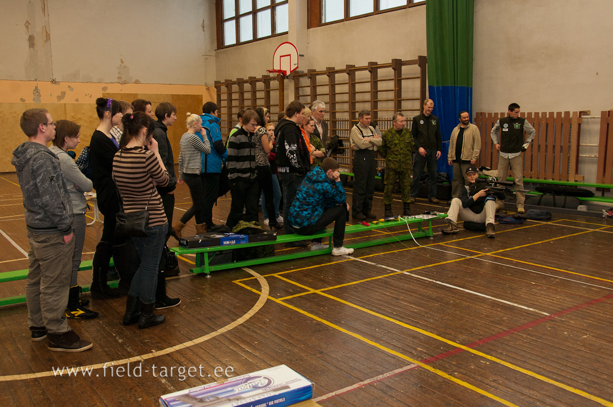 ... ja demonstreerib field-target laskmise tüüpilist istuvat asendit